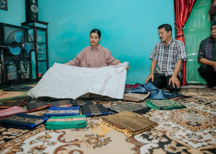 Ketua Dekranasda Sumut  Kahiyang Ayu,  saat mengunjungi sentra pengrajin songket di Desa Silo Bonto, Kecamatan Silau Laut, Kabupaten Asahan.(Satu Nusantara News/HO-Diskominfo Sumut).