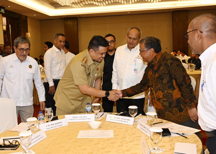 Gubernur Sumut   Muhammad Bobby Afif Nasution (kiri) saat salaman dengan Tenaga Ahli Menteri ESDM Bidang Eksplorasi dan Peningkatan Produksi Migas, Nanang Abdul Manaf.(Satunusantara news/HO-Diskominfo Sumut).