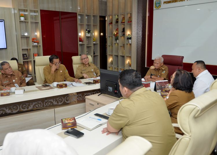 Wagub Sumut Surya (tengah)  melaksanakan Rakor pengendalian inflasi daerah secara virtual di Ruang Sumut Smart Province, Lantai 6 Kantor Gubernur Sumut, Medan.(Satunasantra news/HO-Diskominfo Sumut),