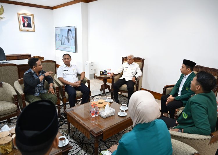 Wagub Sumut Surya, (tengah) saat menerima kunjungan silaturahmi PW IPA Sumut dan  Pengurus PD IPA Kabupaten Asahan, di Kantor Gubernur Sumut.(Satunusantara news/HO-Diskominfo Sumut).