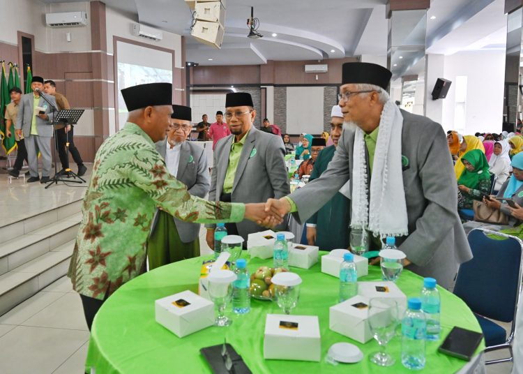 Wagub Sumut Surya (kiri) saat bersalaman dengan Ketua MUI Sumut Maratua Simanjuntak.(Satunusantara news/HO-Diskominfo Sumut).