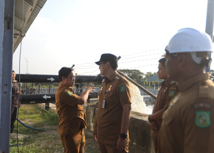 Wali kota Medan Rico Tri Putra Bayu Waas (tengah) saat meninjau kolam Retensi Martubung, Medan Labuhan.(Satunusantara nesw/HO-Diskominfo Medan).
