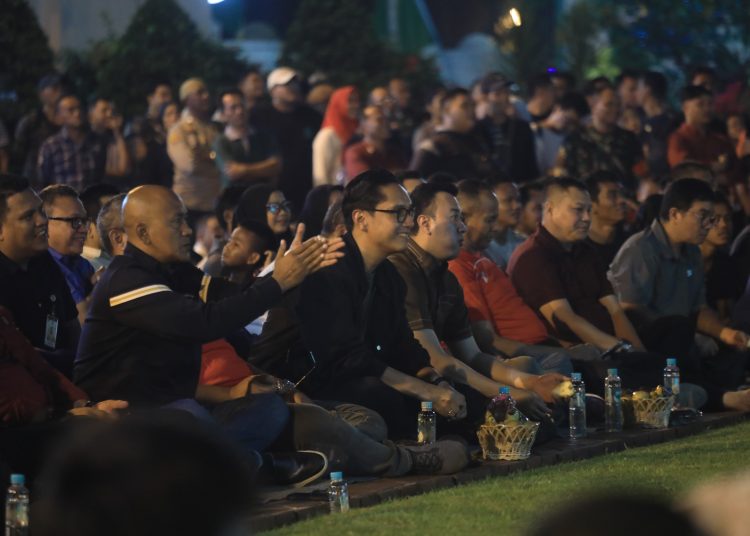 Wali kota Medan Rico Tri Putra Bayu Waas (empat kiri) duduk lesehan bersama ribuan warga
Kota Medan antusias nobar pertandingan Final Piala AFF U- 23 antara Timnas Indonesia melawan Vietnam melalui layar videotron besar,(Satunusantara news/HO-Diskominfo Medan).