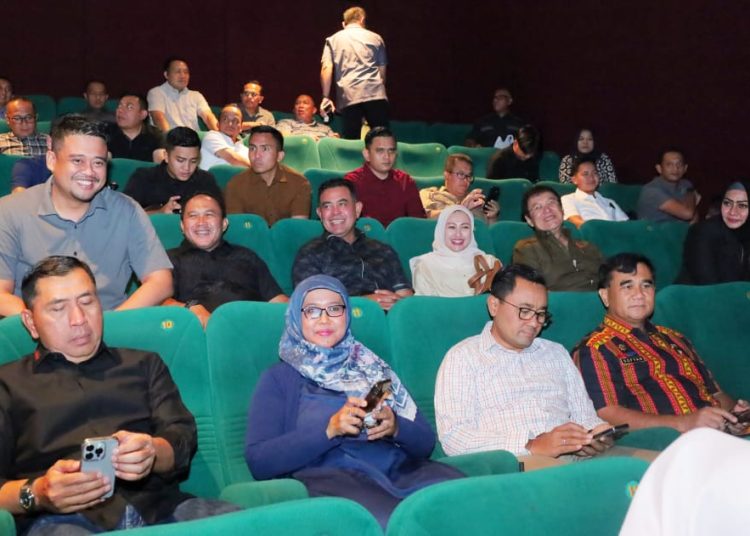 Gubernur Sumut Utara M. Bobby Afif Nasution (kiri) bersama Pangdam I/BB Mayjen TNI Rio Firdianto (dua kiri) nobar film nasional "Believe: Takdir, Mimpi dan Keberanian" di Bioskop Delipark Medan.(Satunusantara news/HO-Pendam I/BB).