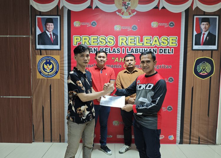 Kepala Rutan Kelas I Labuhan Deli Eddy Junaedi  (kanan) saat menyerahkan  SK Amnesti dari Presiden RI Prabowo Subianto kepada  Dian Syahputra, warga binaan Rutan Kelas I Labuhan Deli.(Satunusantara news/HO-Rutan Labuhan Deli ).