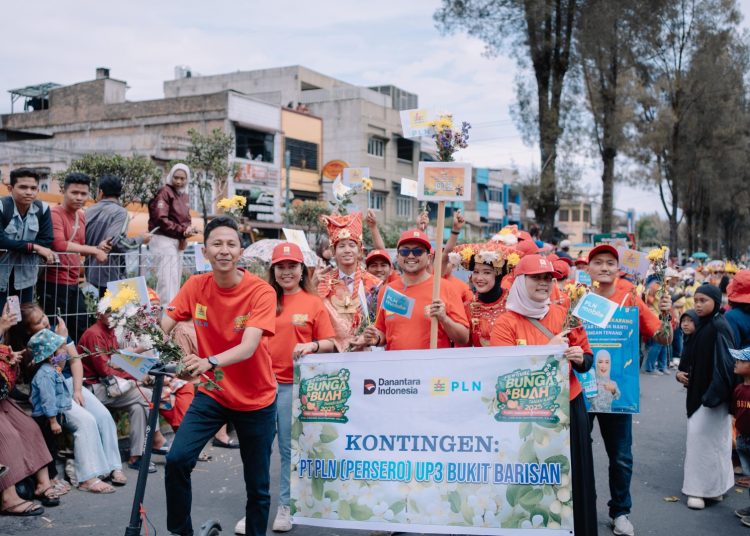 Kontingen PLN UP3 Bukit Barisan saat mengikuti Parade Festival Bunga dan Buah Tanah Karo 2025 yang digelar di Taman Mejuah-juah, Berastagi.(Satunusantara news/HO-Humas PLN UID Sumut)