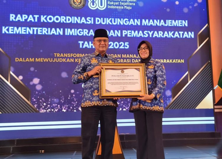 Kakanwil Ditjenpas Sumut, Yudi Suseno (kiri) saat memegang Piagam Penghargaan sebagai Kantor Wilayah Pembina Satuan Kerja dengan Capaian Rencana Aksi Tahunan Reformasi Birokrasi B03 dan B06 Tahun 2025 Paling Optimal.(Satunusantara news/HO-Kanwil Ditjenpas Sumut).