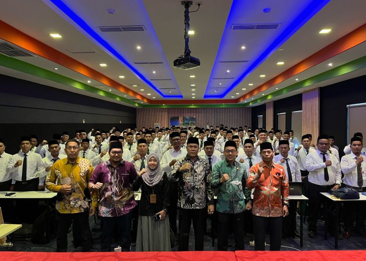 Kakanwil Kemenag Provinsi Sumut H. Ahmad Qosbi (tengah) foto bersama dengan peserta penghulu yang  mengikuti  uji kompetensi.(Satunusantara news/HO-Kanwil Kemenag Sumut).