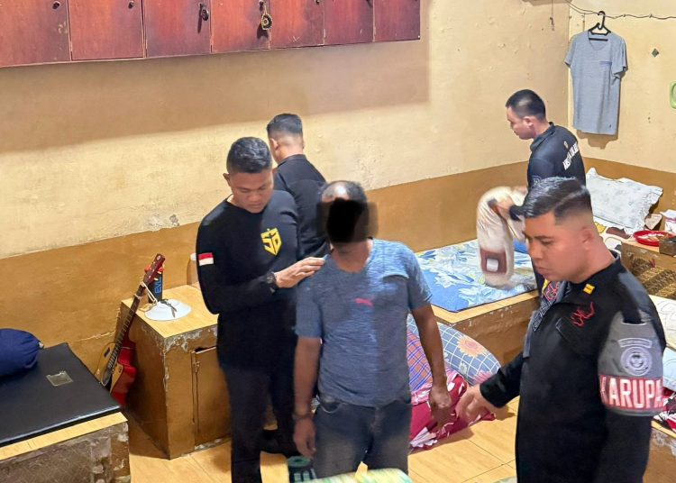 Peugas  Rutan Kelas I Medan, saat  melaksanakan kegiatan razia kamar hunian warga binaan, di Rutan Medan.(Satunusantara news/HO-Rutan Medan)