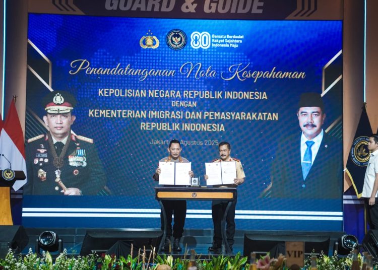 Menteri Imipas Agus Andrianto dan Kapolri Jenderal Pol Listyo Sigit Prabowo, saat memperlihatkan penandatanganan nota kesepahaman.(Satunusantara news/HO-Kanwil Ditjenpas Sumut)