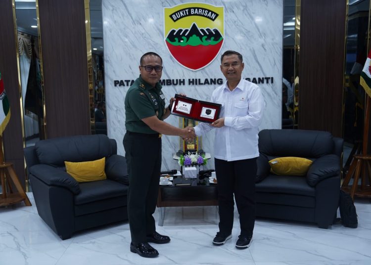 Kasdam I/BB Brigjen TNI Arif Hartoto (kiri) saat menyerahkan cendramata kepada perwakilan SKKS Migas Wilayah Sumbagut di Makodam I/BB di Medan.(Satunusantara news/HO-Pendam I/BB)