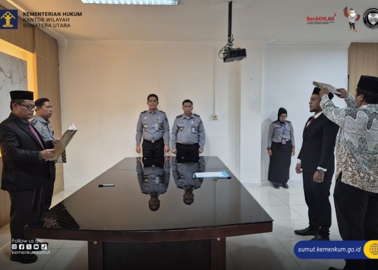 Kadiv Pelayanan Hukum Kanwil Kemenkum Sumut , Sahata Marlen Situngkir (kiri) saat melantik satu orang Notaris Pengganti, yaitu Muhammad Faisal Siregar, S.H., M.Kn,  di Kota Medan, bertempat di Ruang Rapat Divisi Pelayanan Hukum Kanwil Kemenkum Sumut.(Satunusantara news/HO-Kanwil Kemenkum Sumut)