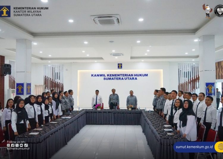 Kakanwil Kemenkum Sumut Ignatius Silalahi (tengah) saat mengikuti kegiatan Pembukaan Latsar CPNS Tahun Anggaran 2025 di Aula  Soepomo Lantai 5 Kanwil Kemenkum Sumut.(Satunusantara news/HO-kanwil Kemenkum Sumut).