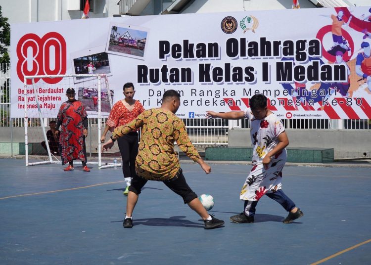 Warga binaan Rutan Kelas I Medan, saat melakukan pertandingan futsal pada Pekan Olahraga memeriahkan HUT Kemerdekaan Republik Indonesia ke-80.(Satunusantara news/HO-Rutan Medan).