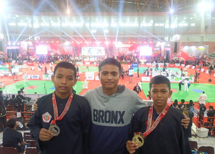 Dua siswa MTsN Tebing Tinggi  yakni Ibnu Saqib Alfatir, dan  Muhammad Zain Zuhair meraih medali emas dan perak pada ajang 3rd International Indonesian Pencak Silat Open Championship Tahun 2025.(Satunusantara news/HO-Humas  Kanwil Kemenag Sumut).