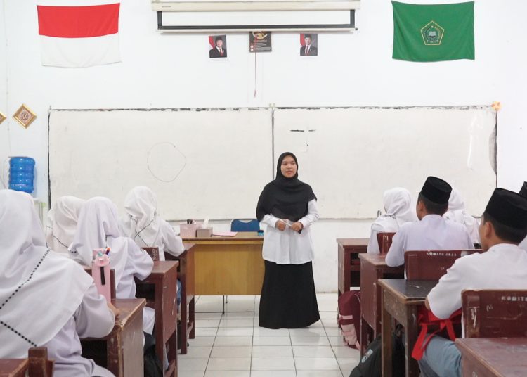 Guru Bahasa Inggris MAN 1 Medan Suryati, saat memberikan pelajaran  Bahasa Inggris kepada siswa dan siswi.(Satunusantara news/HO-Humas Kanwil Kemenag Sumut).