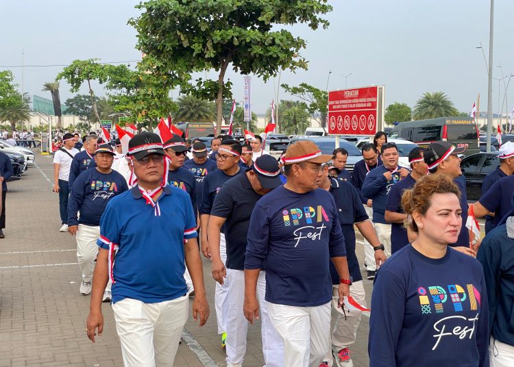 Irjen HAM Farid Junaedi (dua kanan) saat menyerahkan dokumen kepada Kakanwil KemenHAM Sumut Flora Nainggolan.(Satunusantara news/HO-Kanwil KemenHAM Sumut).