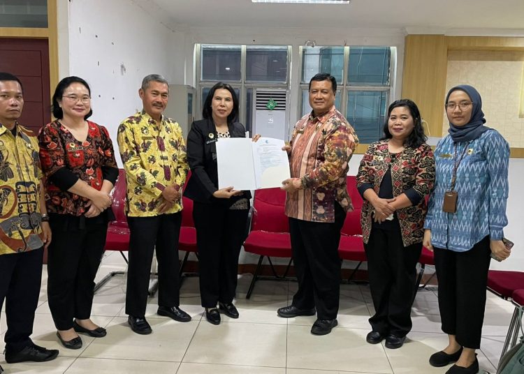 Irjen HAM, Farid Junaedi (dua kanan) saat menyerahkan dokumen kepada Kakanwil KemenHAM Sumut Flora Nainggolan.(Satunusantara news/HO-KanwilHAM Sumut).