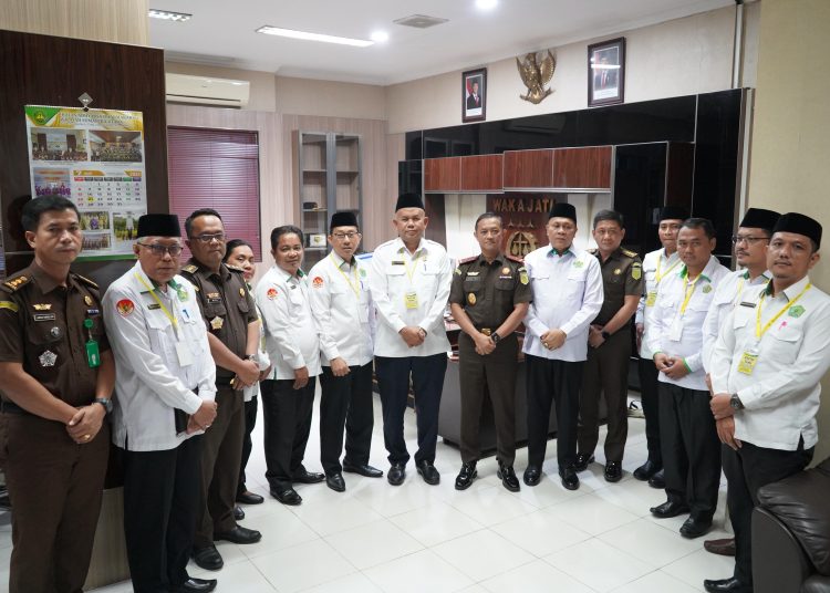 Kakanwil Kemenag Sumut H. Ahmad Qosbi, (enam dari kanan) mengadakan foto bersama. saat mengadakan kunjungan ke Kajati Sumut.(Satunusantara news/HO-Humas Kanwil Kemenag Sumut).
