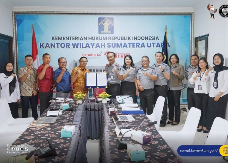 Kakanwil Kemenkum Sumut  Ignatius Mangantar Tua Silalahi (delapan kanan) saat menyerahkan harmonisasi Ranperda Kabupaten Pakpak Bharat.(Satunusantara news/HO-Kanwil Kemenkum Sumut)