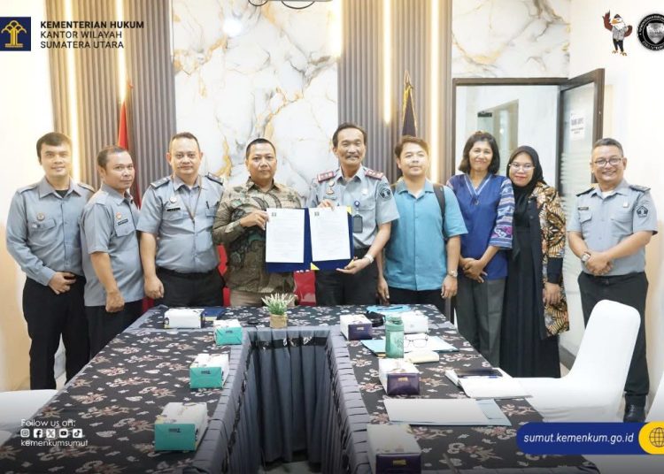 Kakanwil  Kemenkum Sumut, Ignatius Mangantar Tua Silalahi (empat kanan) saat menyerahkan hasil harmonisasi Ranperda Kabupaten Labuhanbatu Utara. (Satunusantara news/HO-Kanwil Kemenkum Sumut)