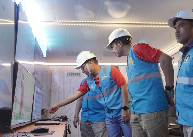 General Manajaer PLN UID Sumatera Utara, Ahmad Syauki (kiri) bersama Senior Manager Distribusi HariadiFitrianto (tengah)  saat melakukan pemantauan sistim kelistrikan di DCC Mobile Sumtera Utara (Satunusantara news/HO-Humas PLN UID Sumut).