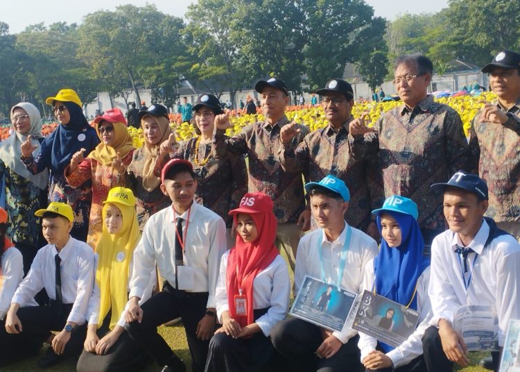 Rektor Unimed Prof Dr Baharuddin (tiga kanan) saat foto bersama usai pembukaan PKKMB di Lapangan Serbaguna Unimed.(Satunusantara.news/Munawar).