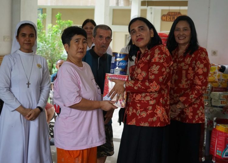 Ketua DWP Kanwil Kemenkum Sumut, Sylvia Ignatius  Silalahi (tengah) saat memberikan bantuan ke Panti Jompo Karya Kasih Medan.(Satunusantara news/HO-Kanwil Kemenkum Sumut).