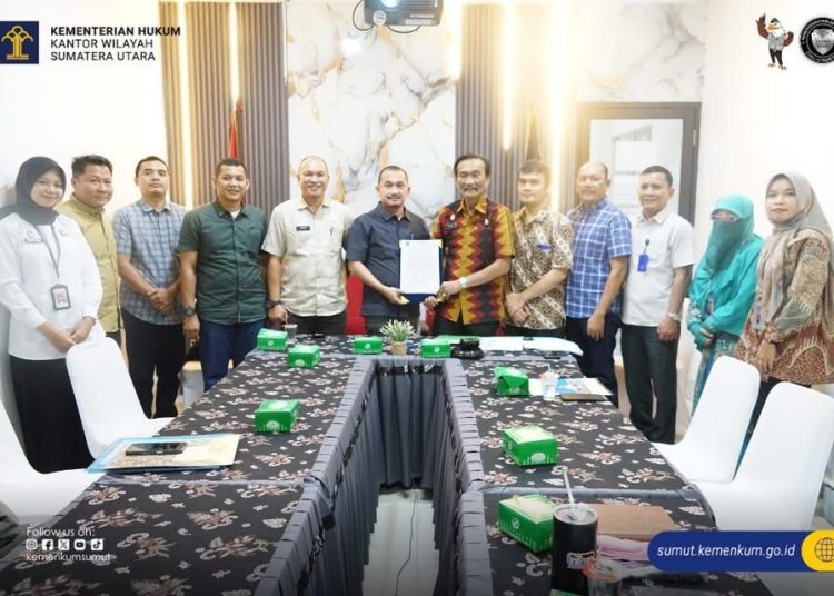 Kakanwil Kemenkum Sumut, Ignatius Mangantar Tua Silalahi (enam kanan) saat menyerahkan  harmonisasi Ranperda Kabupaten Labusel.(Satunusantara news/HO-Kanwil Kemenkum Sumut).