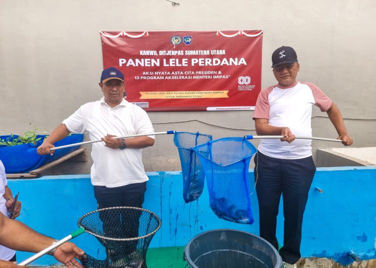 KaKanwil Ditjenpas Sumut, Yudi Suseno  (kanan) saat panen hasil budidaya ikan lele.(Satunusantara news/HO-Ka nwil Ditjenpas Sumut).
