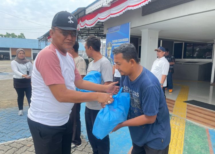 Kakanwil Ditjenpas Sumut, Yudi Suseno (kiri) saat menyerahkan sambako kepada warga.(Satunusantara news/HO-Kanwil Ditjenpas Sumut)