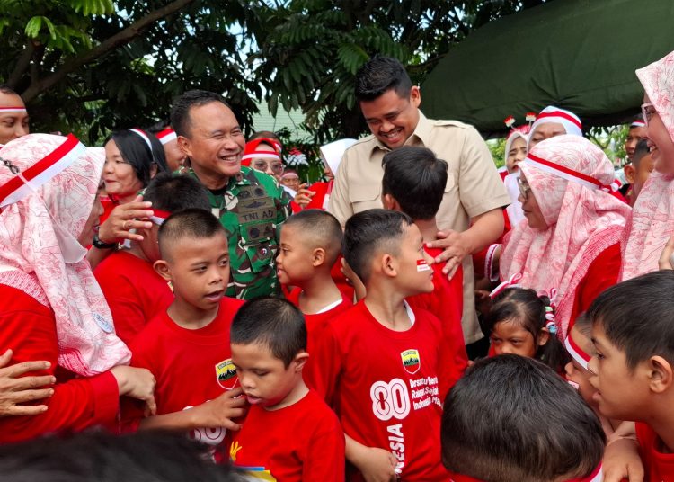 Pangdam I/BB Mayjen TI Rio Firdianto (kiri) bersama Gubernur Sumut Bobby Nasution (kanan) bercengkerama dengan anak -anak disabilitas.(Satunusantara news/Pendam I/BB).