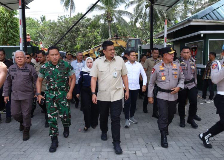 Pangdam I/BB Mayjen TNI Rio Firdianto bersama  Gubernur Sumut Bobby Nasution meninjau langsung eksekusi pembongkaran diskotik ilegal Marcopolo di Jalan Sei Petani, Kecamatan Kutalimbaru, Kabupaten Deli Serdang.(Satunusantara news/HO-Pendam I/BB).
