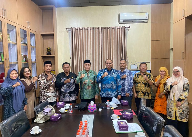 Kakanwil Kemenag Provinsi Sumut H.Ahmad Qosbi (enan kanan( saat foto bersama dengan Kepala Dinas  Kesehatan Sumut Faisal Hasrimy (enam kiri).(Satunusantara news/HO-Kanwil Kemenag Sumut)