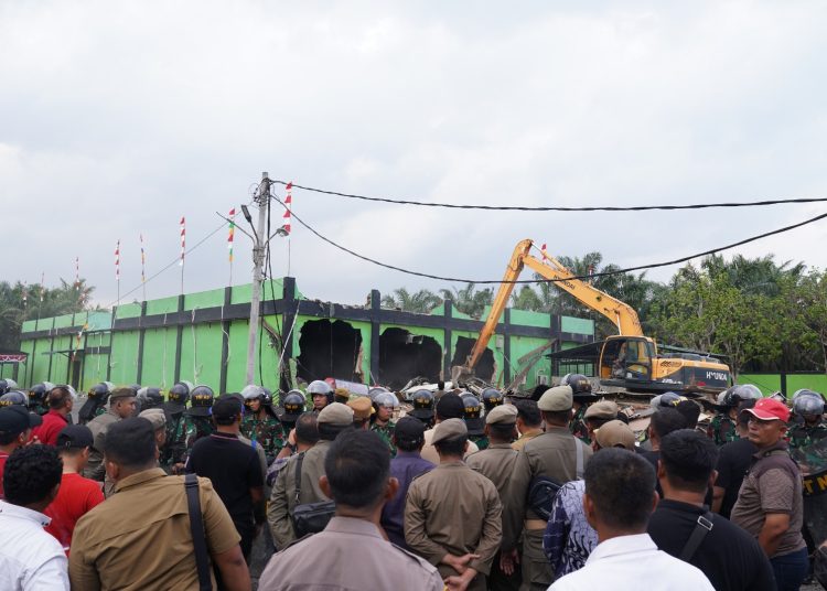 Kodam I/BB bersama Pemkab Deliserdang membongkar Diskotik CDI di Desa Namo Rube Julu, Kecamatan Kutalimbaru, Kabupaten Deli Serdang.(Satunusantara news/HO-Pendam I/BB).