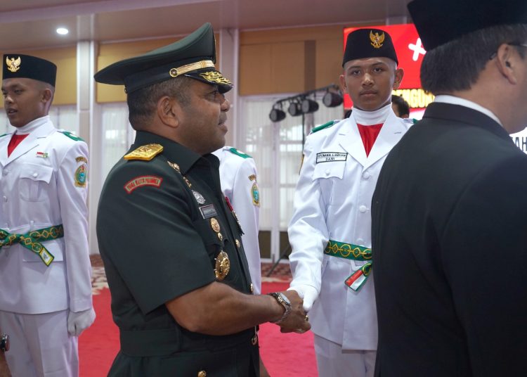 Irdam I/BB Brigjen TNI Josafath M. Robert Duka (kiri) saat menyalam anggota Paskibraka Sumut tahun 2025.(Satunusantara news/HO-Pendam I/BB).