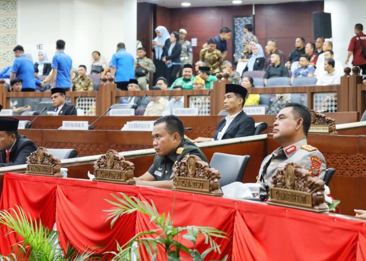 Pangdam I/BB  Mayjen TNI Rio Firdianto (kiri) saat  menghadiri Rapat Paripurna DPRD Sumatera Utara.(Satunusantara news/HO-Pendam I/BB).