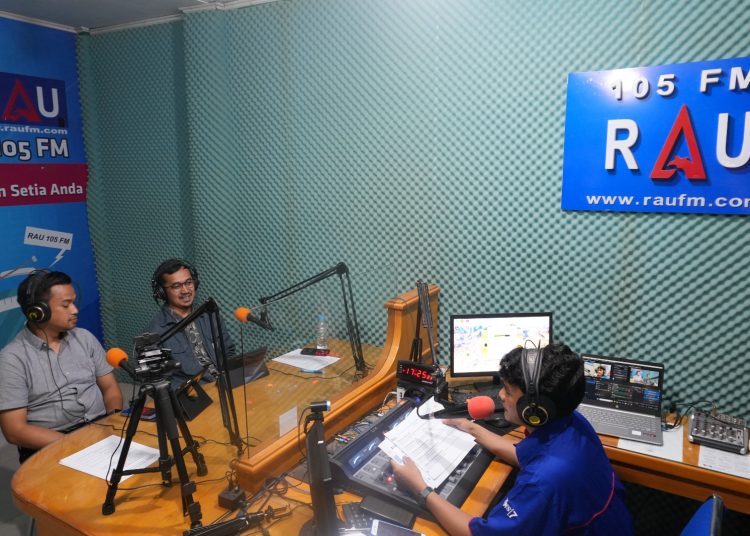 PLN UP3 Padangsidimpuan menggelar Program Talkshow "SALAK PLN" (Sapa Akrab Layanan Ketenagalistrikan) yang disiarkan langsung melalui Radio RAU 105 FM. (Satunusantara news/HO-Humas PLN UID Sumut)
Interaksi dengan pendengar berlangs