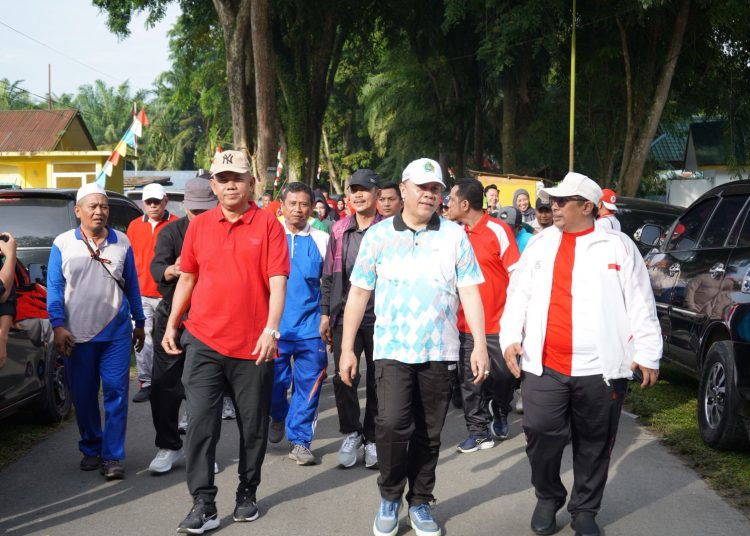 Kakanwil Kemenag Sumut , H.Ahmad Qosbi (tengah) bersama peserta dari lintas agama melaksanakan Jalan Sehat Kerukunan di Kabupaten Langkat.(Satunusantara newsHO-Kanwil Kemenag Sumut).