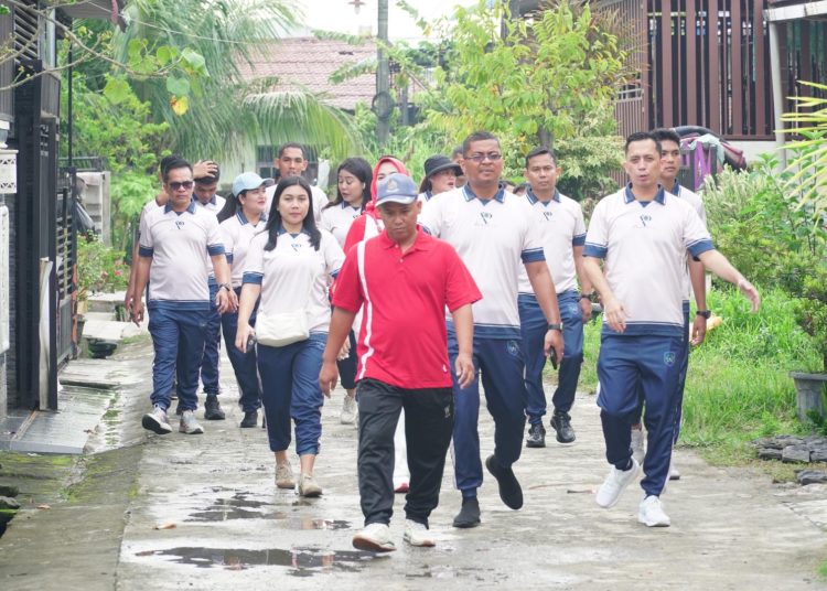 Kepala  Rutan Kelas I Medan, Andi Surya (kanan) saat melaksanakan kegiatan jalan santai dalam rangka memperingati Hari Ulang Tahun Kemerdekaan ke-80 Republik Indonesia tahun 2025.(Satunusantara news/HO-Rutan Medan).