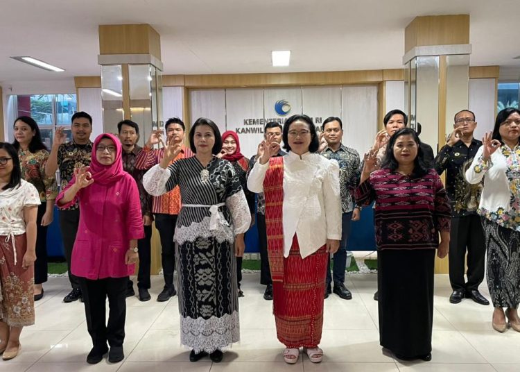 Kepala Kanwil KemenHAM Sumut, Flora Nainggolan (tengah) pada acara Penguatan Kapasitas Hak Asasi Manusia (HAM) bagi masyarakat di Aula Soepomo, Lantai V, Medan.(Satunusantara news/HO-Kanwil KemenHAM Sumut).