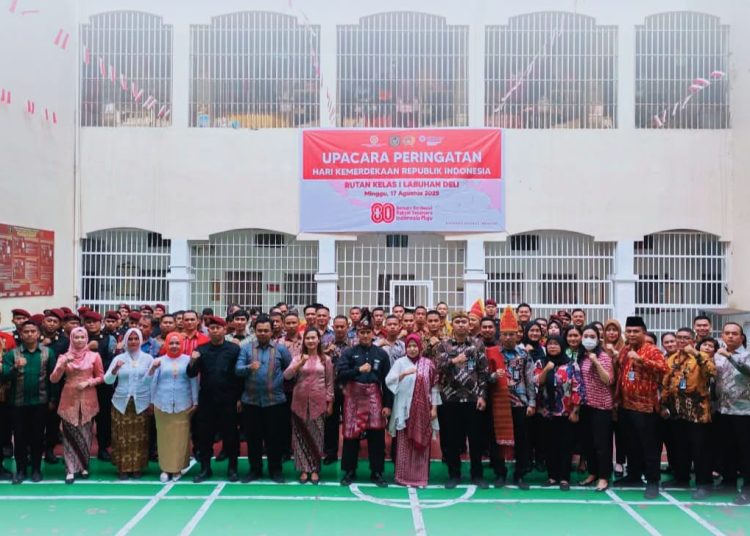 Kepala Rutan Kelas I Labuhan Deli, Eddy Junaedi (tengah) saat foto bersama usai pelaksanaan upacara HUT ke-80 Kemerdekaa RI di Rutan Labuhan Deli (Satunusantara news/HO-Rutan Labuhan Deli)