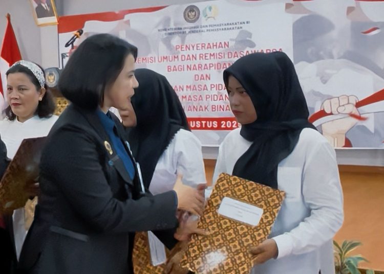 Kakanwil KemenHAM Sumut  Dr Flora Nainggolan , saat memberiakan remisi kepada warga binaan di Lapas Kelas I Medan.(Satunusantara news/HO-Kanwil KemenHAM Sumut).