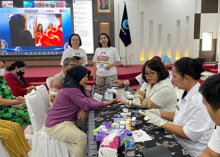 Kakanwil KemenHAM Sumut Dr Flora Nainggolan (kanan) saat menyaksikan pemeriksaan kesehatan gratis bagi masyarakat di Aula Soepomo Medan.(Satunusantara news/HO-Kanwil KemenHAM Sumut)