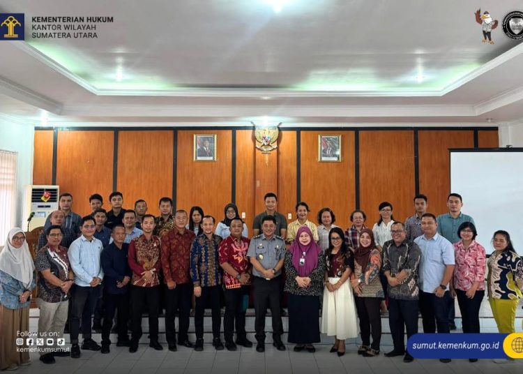 Kadiv  Peraturan Perundang-undangan dan Pembinaan Hukum, Ferry Ferdiansyah (tengah) saat foto bersama dengan peserta Sosialisasi Paralegal Desa dan Pos Posbankum di Kantor Wali Kota Gunungsitoli.(Satunusantara news/HO-Kanwil Kemenkum Sumut)