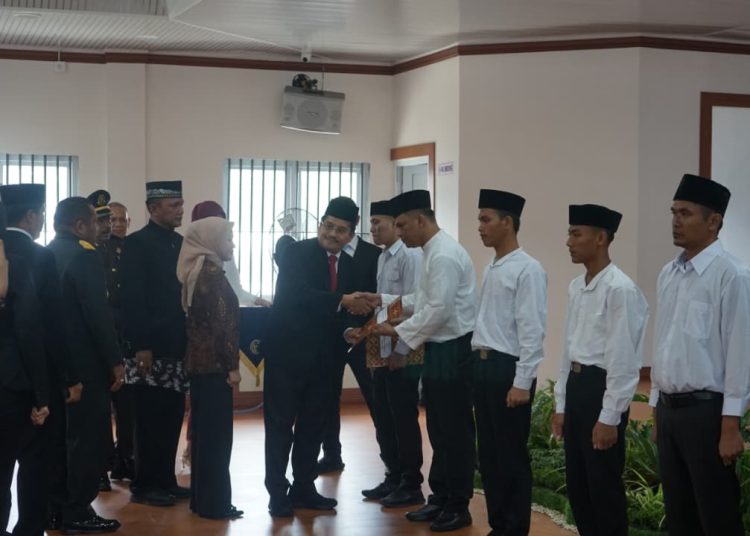 Sekdaprov Sumut Togap Simangungsong (tengah) saat memberikan remisi kepada warga binaan di Lapas Kelas I Medan.(Satunusantara news/HO-Kanwil Ditjenpas Sumut).