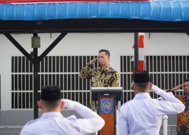 Kepala Rutan Kelas I Medan, Andi Surya (tengah) saat  memimpin upacara bendera dalam rangka memperingati Hari Ulang Tahun ke-80 Kemerdekaan Republik Indonesia.(Satunusantara news/HO-Rutan Medan).
Upacara ber