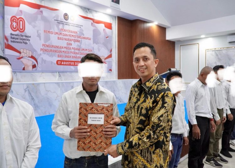 Kepala Rutan Kelas I Medan, Andi Surya (kanan) saat memberikan remisi kepada warga binaan di Rutan Medan.(Satunusantara news/HO-Rutan Medan).