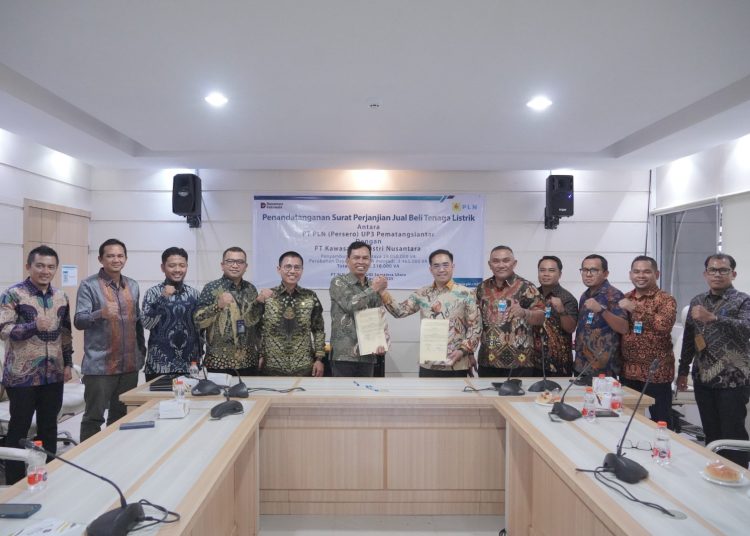 Manajer  UP3 Pematang Siantar Ramses Manalu (enam kanan) usai penandatanganan MoU jual beli listrik dengan  Direktur Utama PT KINRA Arif Budiman (enam kiri) di PLN UID Sumut.(Satunusantara news/PLN UID Sumut).
