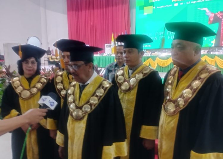 Rektor Unimed, Prof Dr Baharuddin, ST,MPd  (tengah) saat diwawancarai wartawan, sebelum pelaksanaan wisuda  di Auditorium Unimed.(Satunusantara news/Munawar).